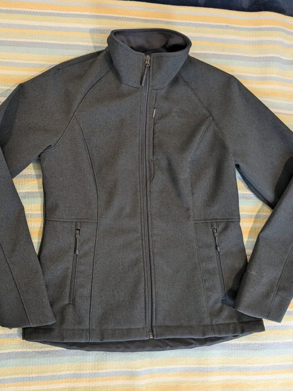 ⭐ The North Face Dark Gray Apex Windwall soft shell jacket medium